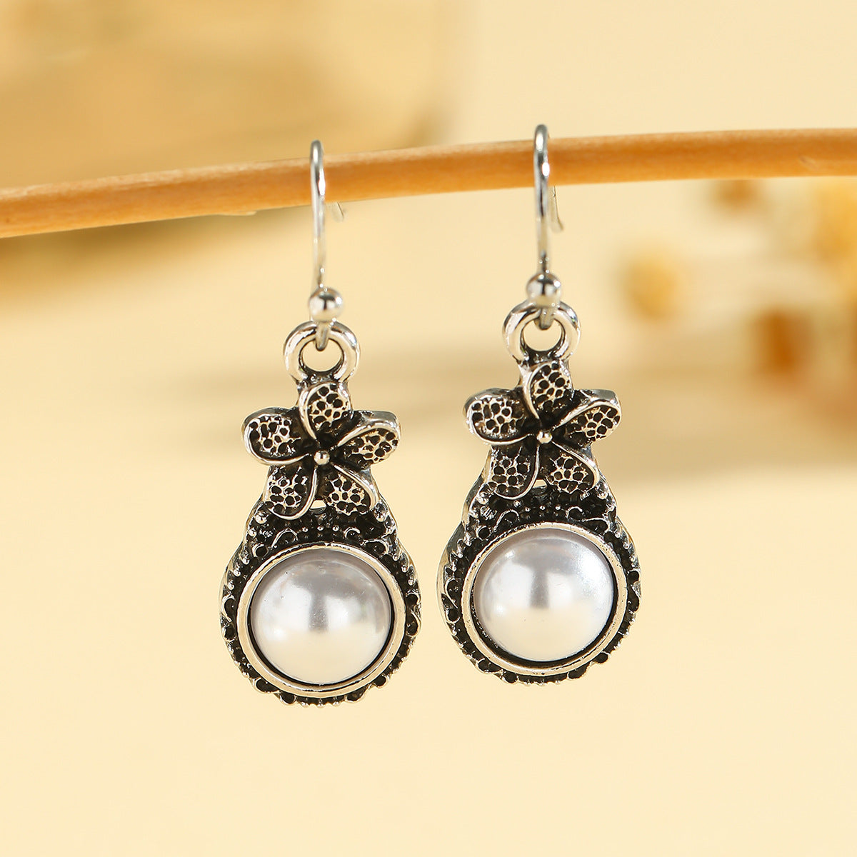 Environmental Alloy Plating Vintage Silver Plated Flower Inlaid Pearl Earrings